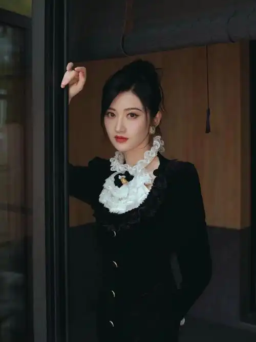 景甜蕾丝开叉黑裙亮相又甜又飒的造型引爆时尚圈