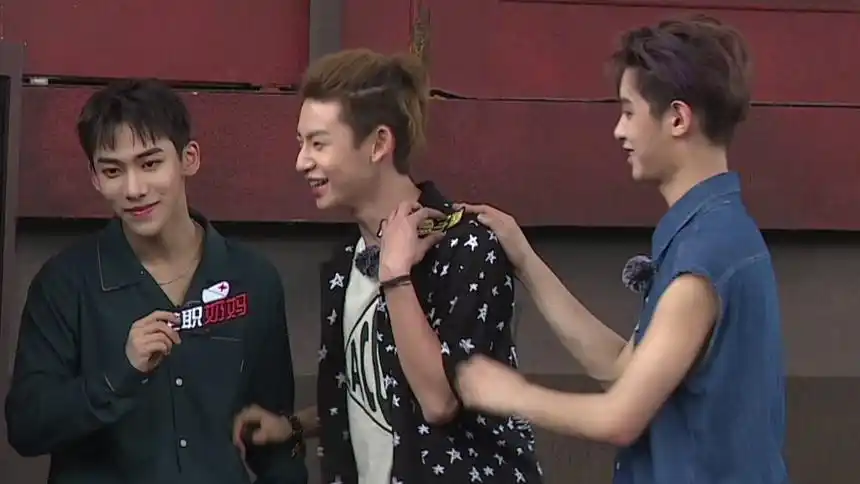 黄明昊王琳凯尬舞出场