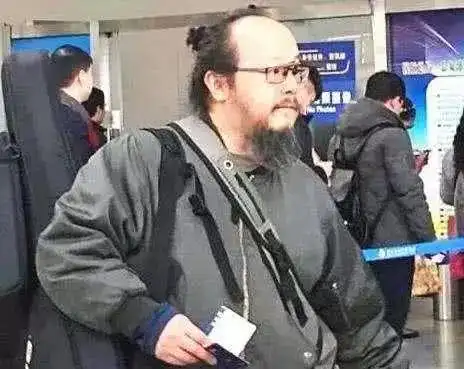 51岁窦唯形象大变现身餐厅被吐槽有年代感是他成就了王菲