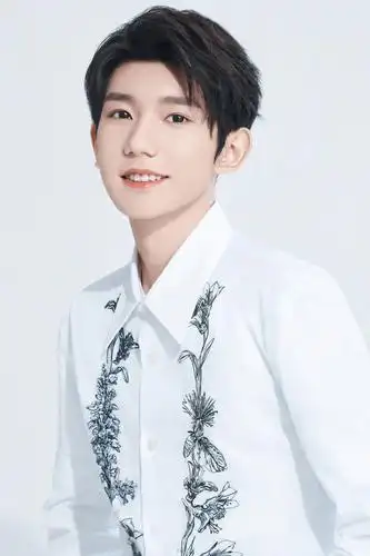 王源七周年单人写真合集 百变风格演绎多彩魅力_偶像