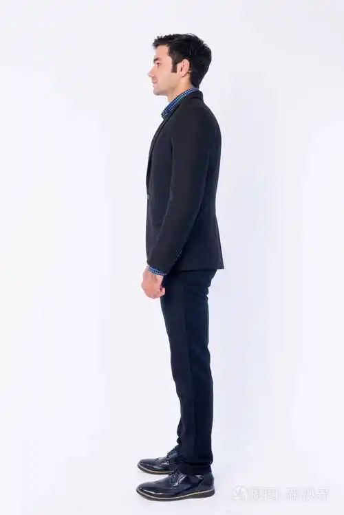 身着西装的年轻波斯商人的全身照