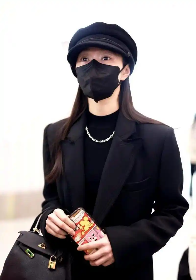 宋轶最新机场街拍,黑色西装 黑色半高领打底 报童帽低调神秘[比心]