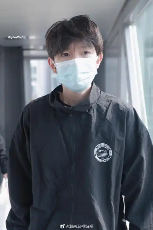 王源机场鸡窝头发型##王源客厅狂欢巡演