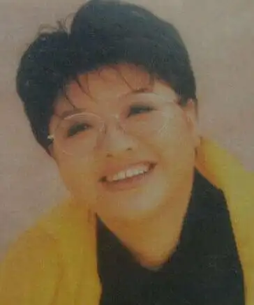 韩红昔日青涩照曝光眉清目秀妩媚动人