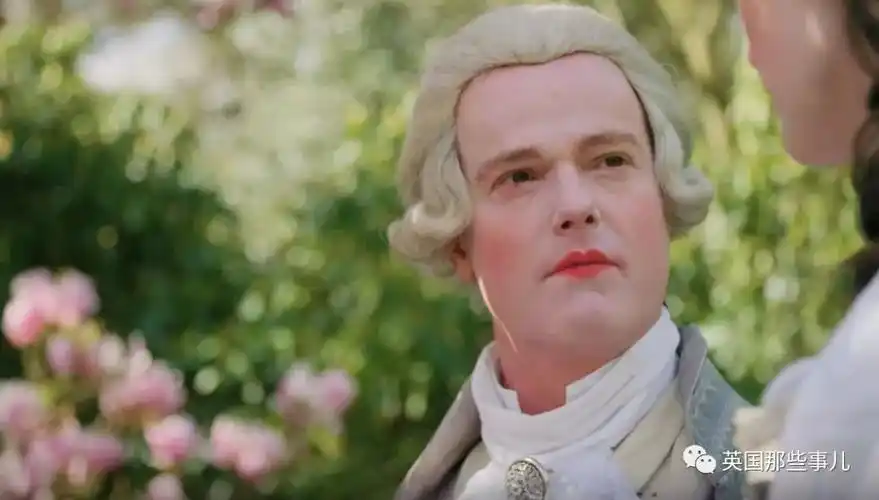 发型,妆容,和背景完全融合在一起,让人感受到了那个逝去时代的贵族