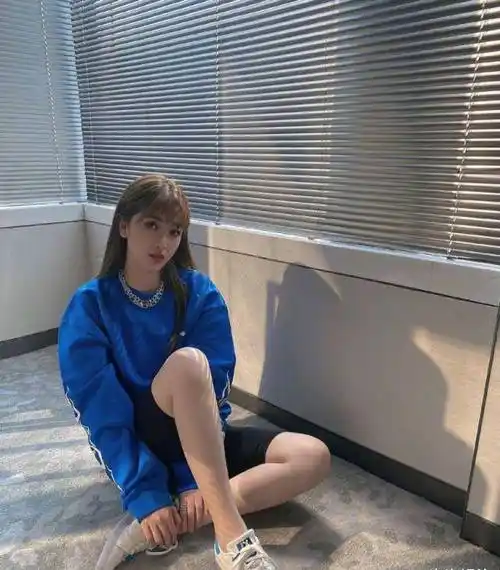 虞书欣真是个"时髦精",蓝色卫衣搭半截式紧身短裤,萝莉蹲好撩人_气质