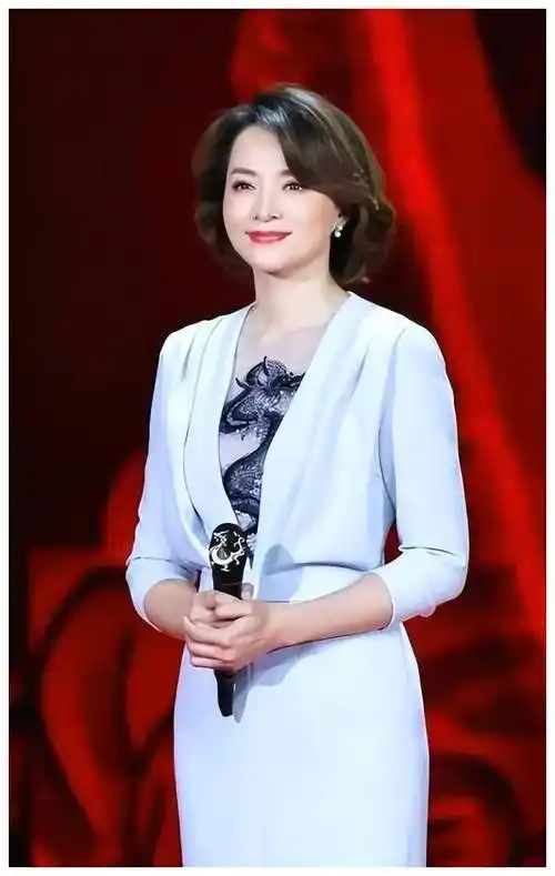 董卿主持新节目大获好评收视率攀升不断引发热议