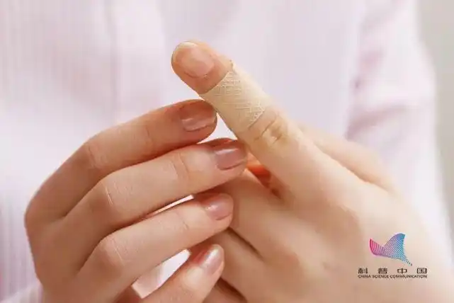 痛心3岁女童手指坏死只能截除只因一片创可贴这个错误千万要小心