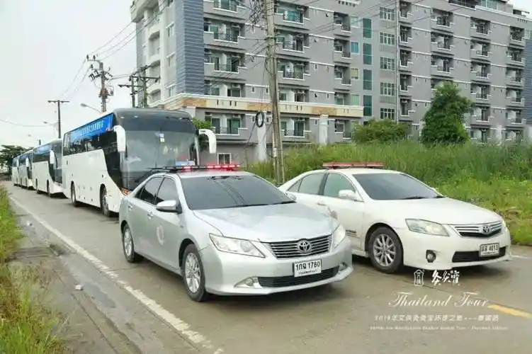 当地政府警车开道,一路畅通无阻