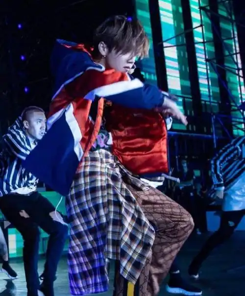 在这个特殊的2021年,鹿晗不仅取消了原定的演唱会,还为之前抢到票的