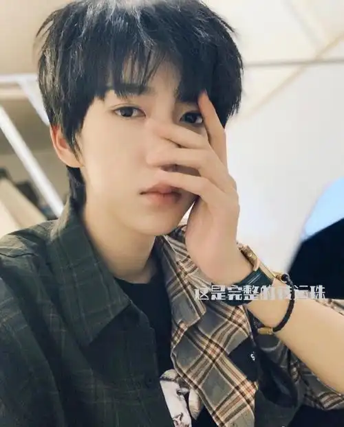 霖霖你的转运珠为什么变来变去的 #贺峻霖 #感谢小红书助手助我上热门