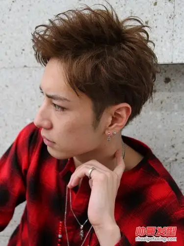 男生三七分短发发型 男人偏分发型图片(6)