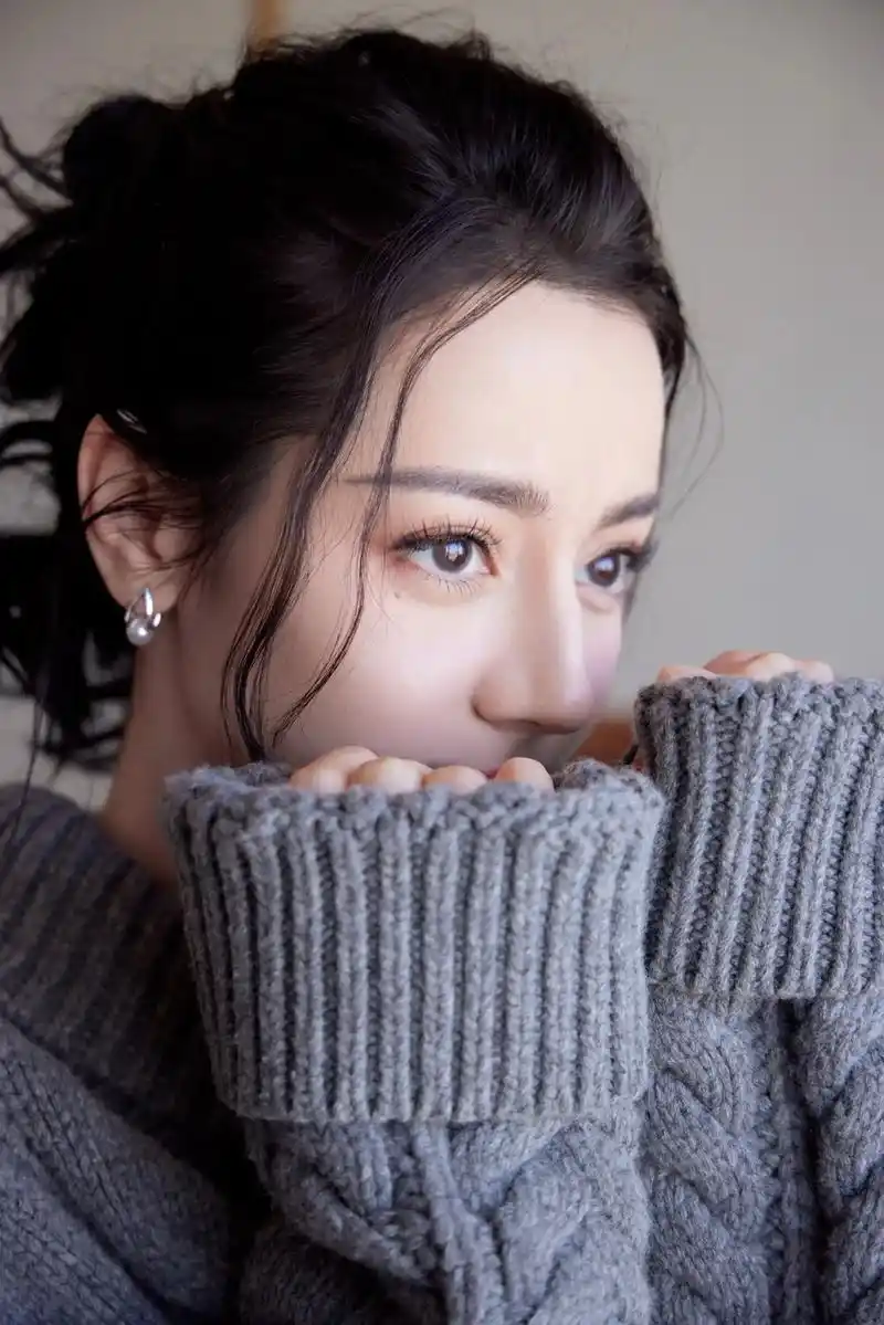 这次热巴的造型太迷人,她戴兔子帽子的娇俏模样,任谁看了都心动