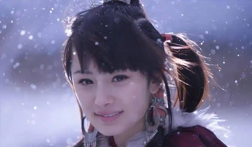 直到在《神雕侠侣》(06版)中遇到了小东邪郭襄,杨幂才有了第一个让