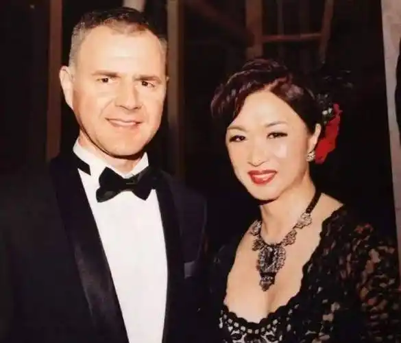 手术前与前妻合影,金星笑起来像女孩子,前妻长相娇艳似明星_生活_性别