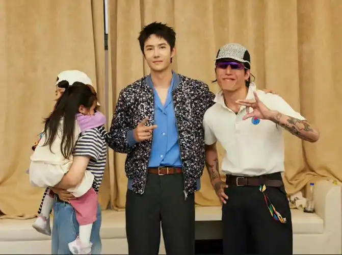 好羡慕嫉妒这份幸福是全年龄段都无法拒绝小博的魅力吧#王一博