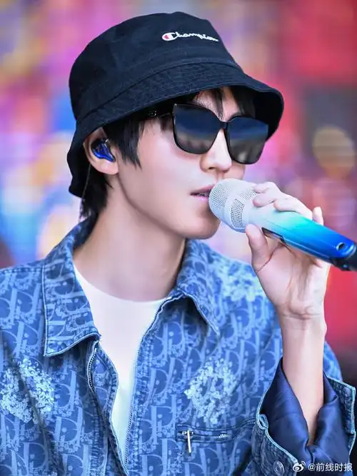 王俊凯渔夫帽彩排图##王俊凯戴墨镜彩排