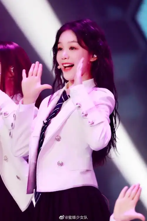 今天小彩虹徐梦洁@火箭少女101_徐梦洁 亮相湖南卫视航天晚会