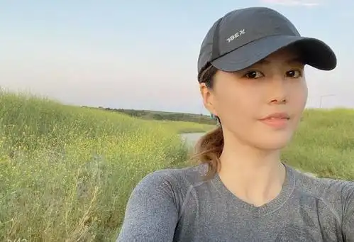 38岁谭维维爆近照,素颜长跑健身,满脸胶原蛋白真显嫩