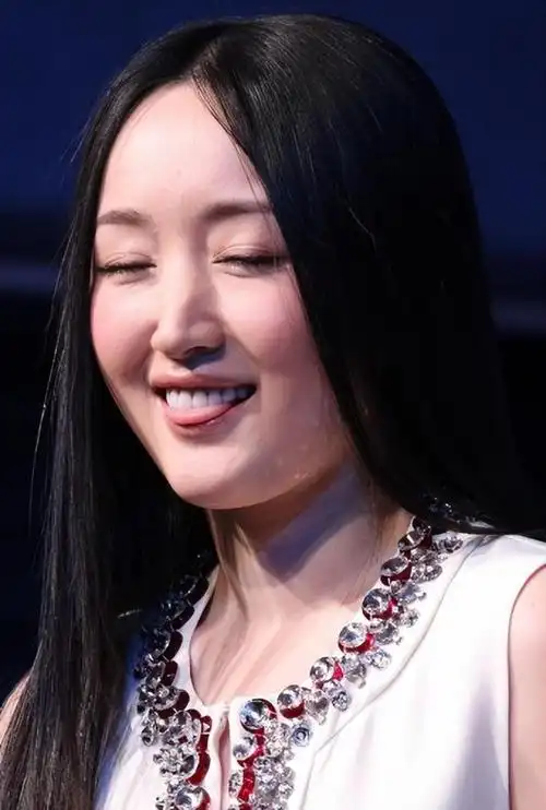 杨钰莹终究是老了在美颜下看似年轻但身材却暴露了真实年龄