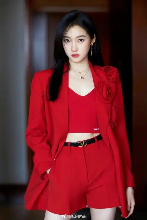 当女明星遇上中国红,真的是美艳动人～ 把中国红穿在身上堪称国色天香