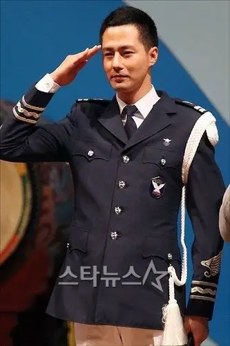 赵寅成在入伍前已经是新一代收视保证,在当兵期间也没任何丑闻甚至是