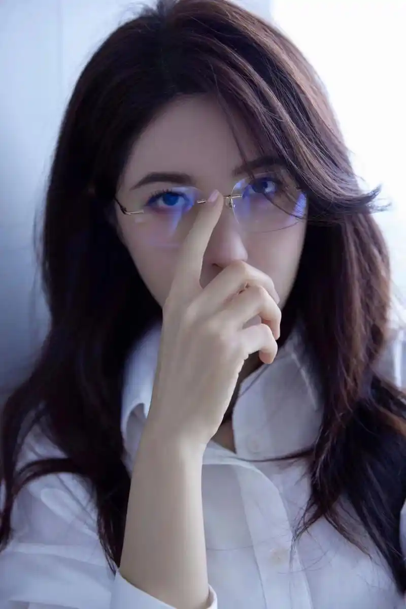 曾黎金丝眼镜曾黎戴眼镜渣女气质 今日份的心动名额 ,曾黎今天真是又