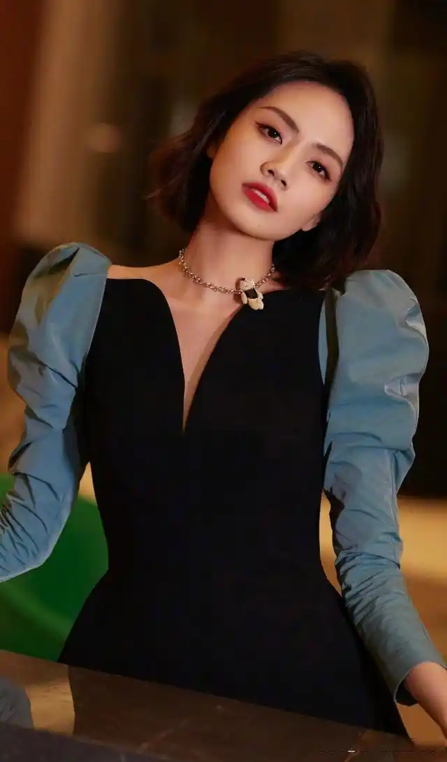 刘惜君高清时尚美图壁纸收藏分享,喜欢的小伙伴可以收藏转发评论