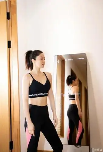 董璇穿内衣秀事业线健美紧身裤勾勒s型身材购万元镜子太豪气