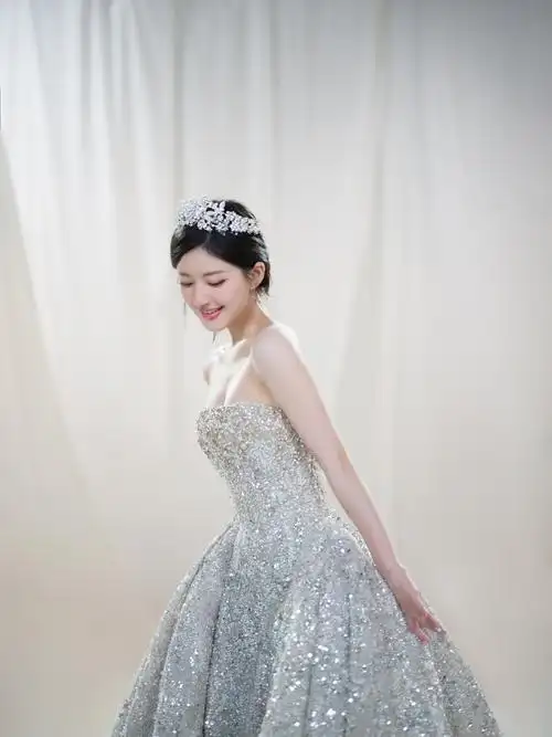 赵露思生日美照曝光 穿闪耀银河裙秀好身材