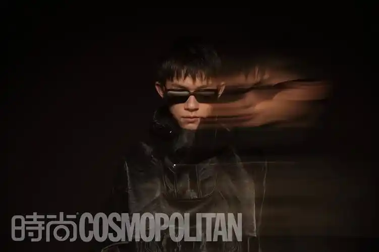 易烊千玺登时尚cosmo十二月刊封面笃定自我遵循内心节奏