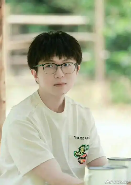 次见毛不易的额头#感觉毛不易大背头的造型少了一丝呆萌,多了一份帅气