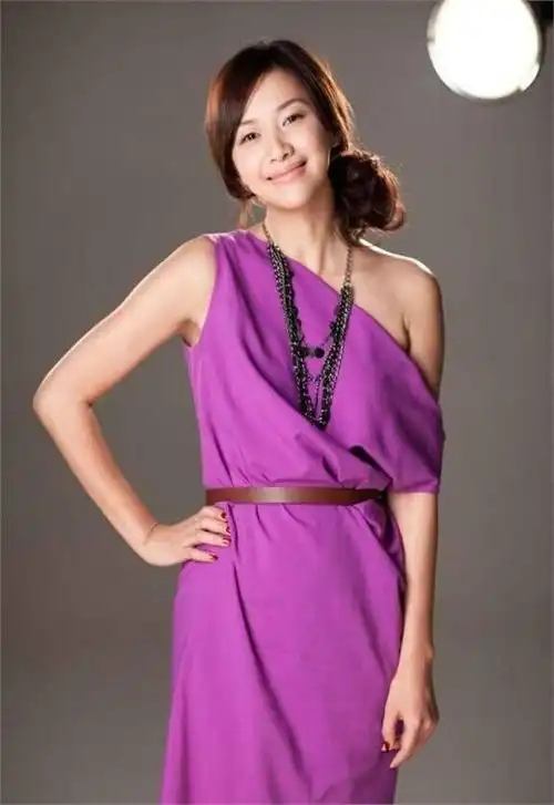 徐静蕾发布了一张最新的近照,照片中她戴着口罩,站在镜子前自拍.