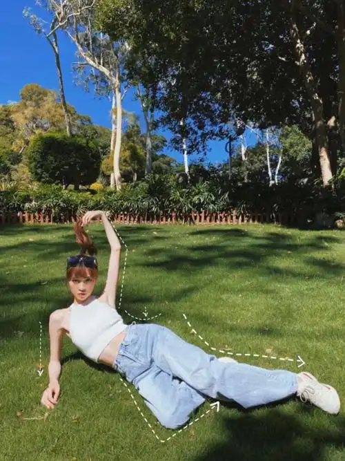 草地拍照pose集学辣妹凹造型拍照小技巧公园辣妺拍照pose