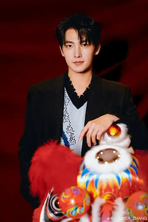 了不起的中国设计#杨洋@杨洋身穿2023年中国最佳女装设计师,#助国