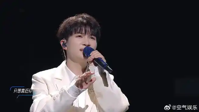 周深唱歌是老天爷追着喂饭吧##周深两个舞台反差好大