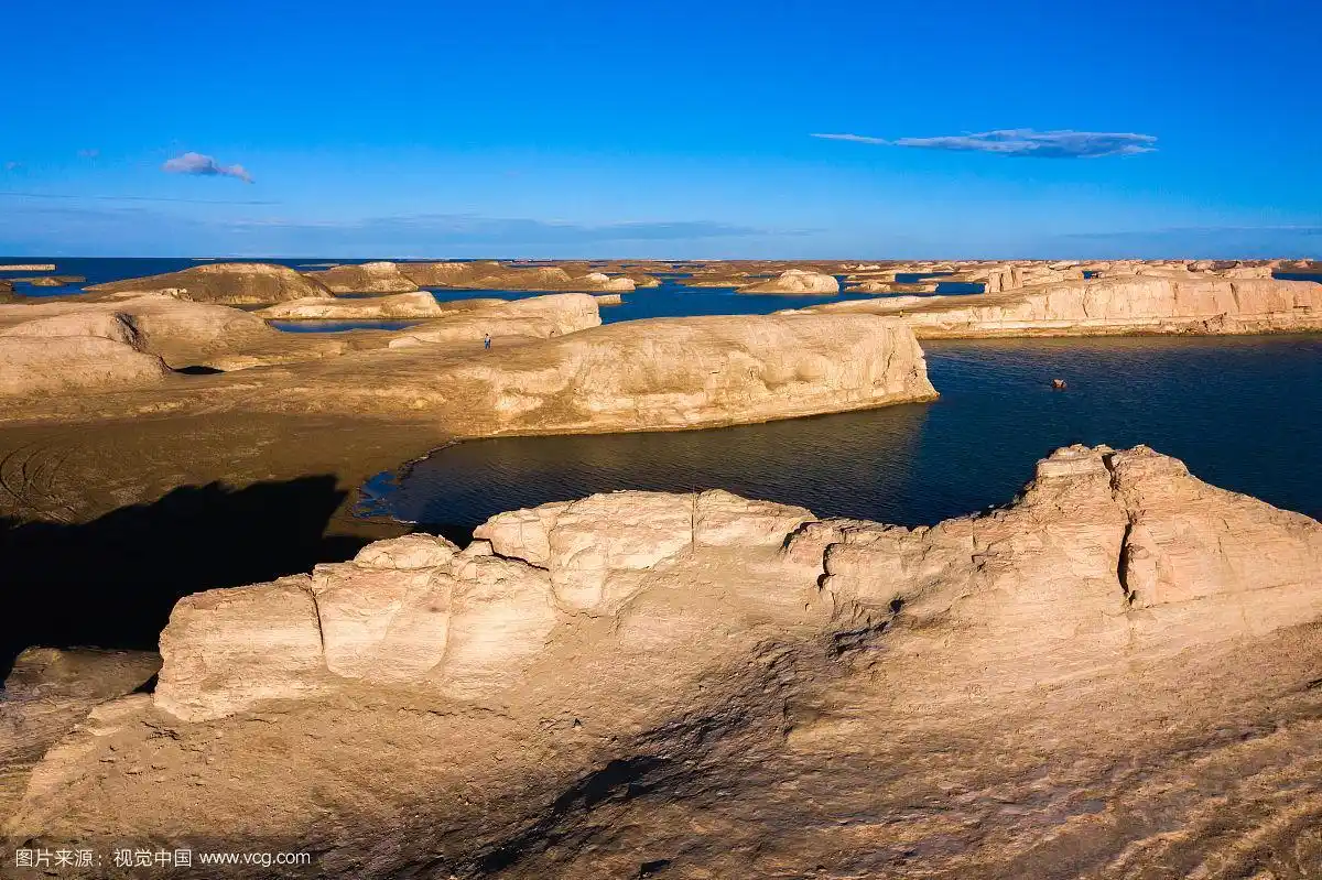 航拍戈壁滩柴达木盆地上的雅丹地貌的湖泊