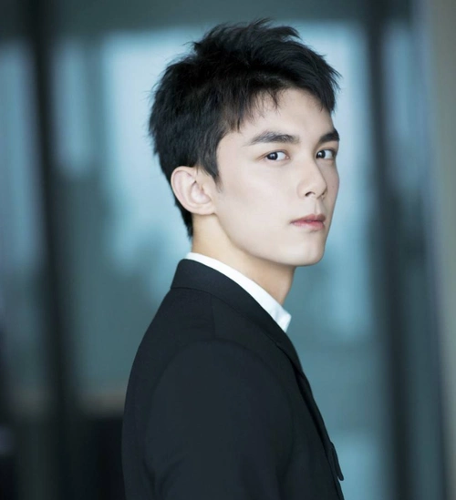 吴磊新剧《我们的时代》开机,造型被嘲丑,撞脸罗志祥