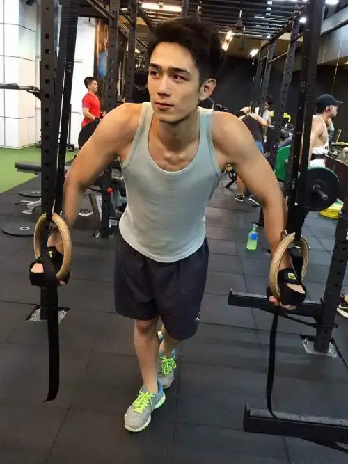 韩国健身教练帅气运动生活照
