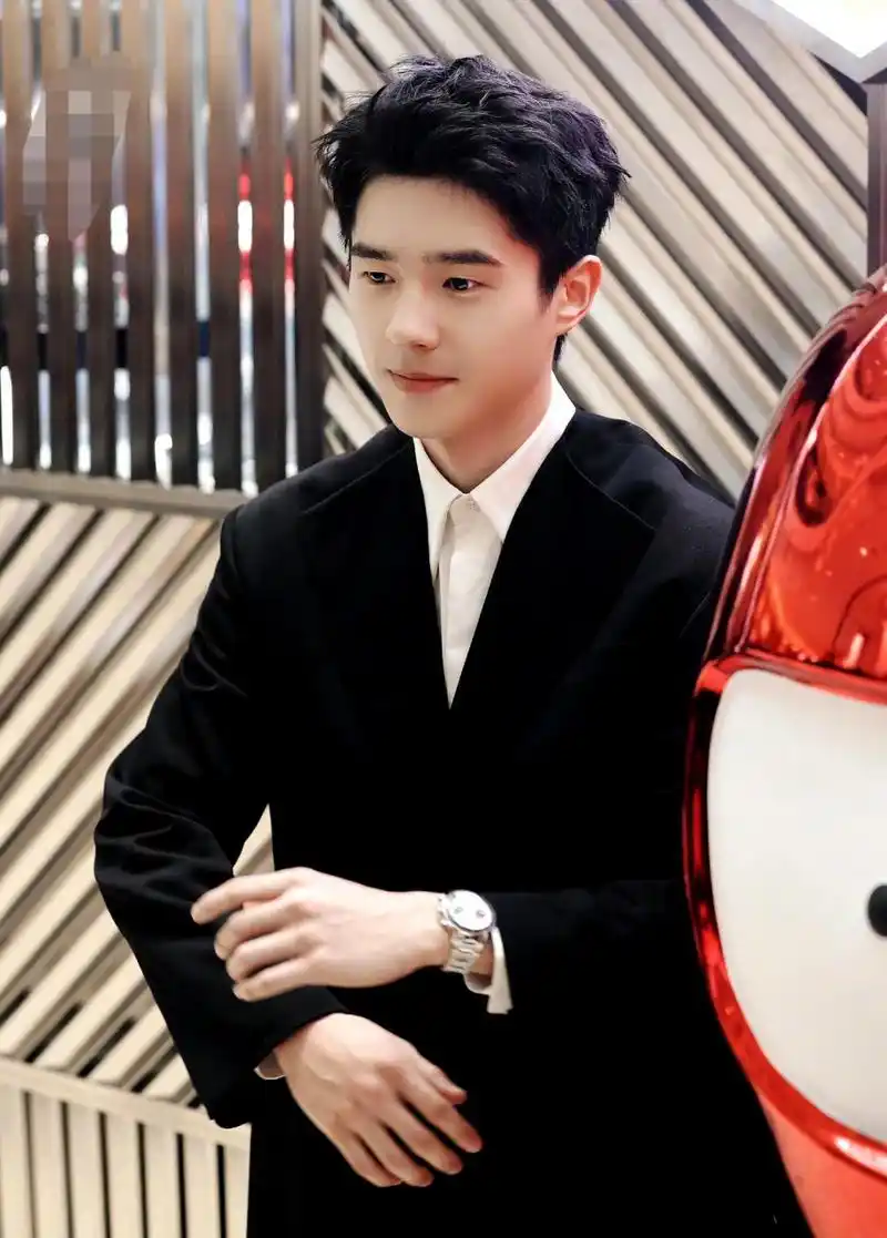 刘昊然真的很清朗,笑起来好可爱