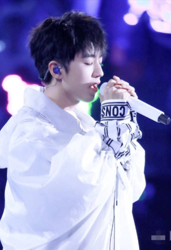 王俊凯白衣飘飘仙气十足五官立体精致举手投足间散发迷人气息