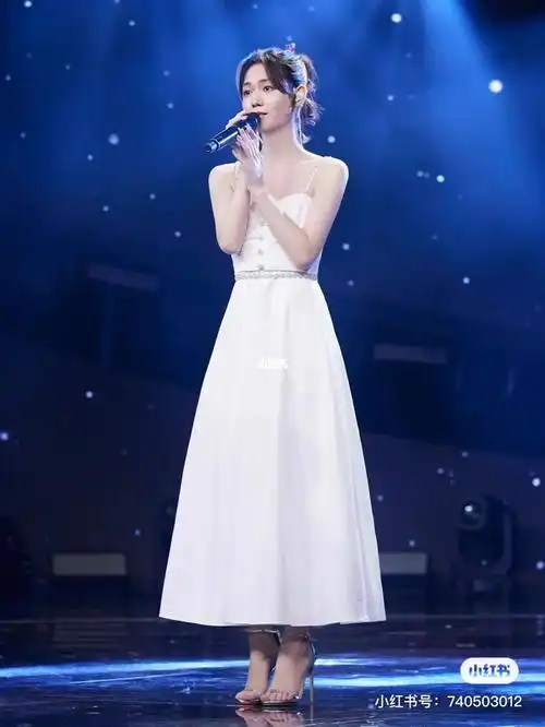 歌手#段奥娟  穿着#stuartweitzman  思缇韦曼 nudist一字带高跟凉鞋