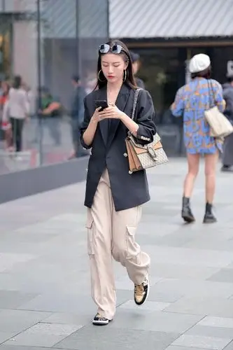 街拍:个性时尚的潮流美女,简单随性的穿搭,惊艳路人!
