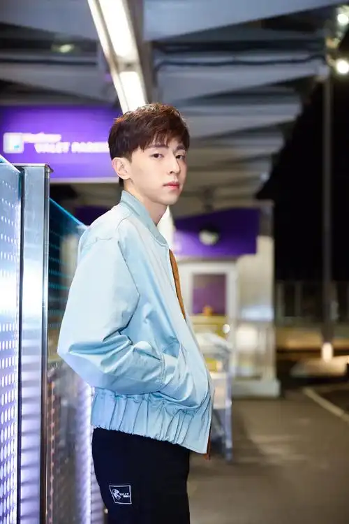 邓伦伦敦机场出发look官方图来袭 牛奶皮肤与长腿让人羡慕