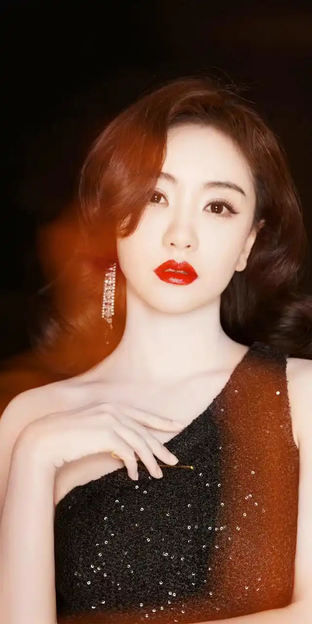 杨蓉卷发红唇壁纸组图