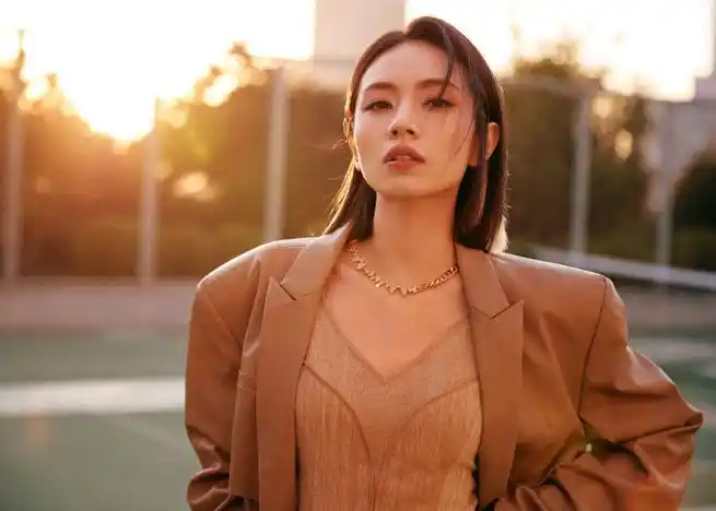 刘惜君超话#刘惜君美拉德长裙#带着那朵喜欢的云,不分昼夜的靠近.