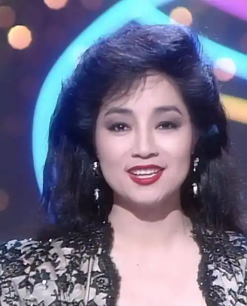 75岁徐小凤近况,现身街头,就是普通老太婆,但气质就是不同凡响_香港