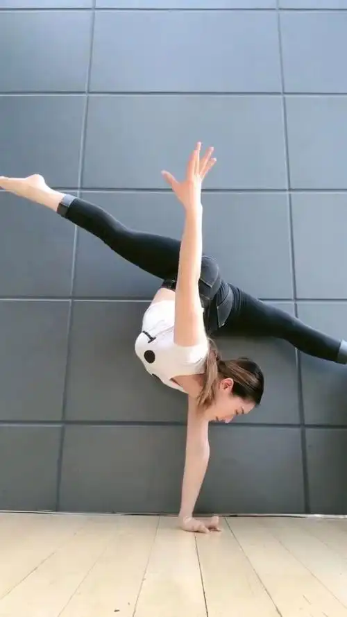 今天来点高难度动作,有没有来挑战的