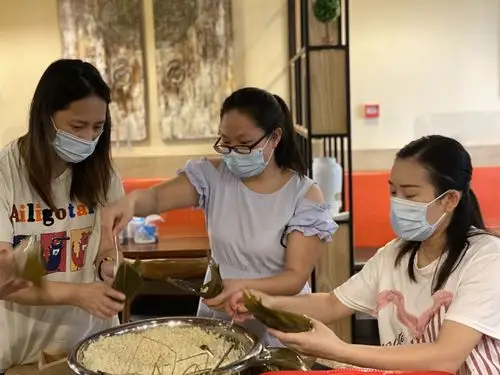 写美篇       活动现场欢声笑语不断,大家都十分享受包粽子的过程,手