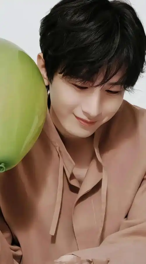 五官真的是绝绝子啊,杨洋的腹肌也是不错啊,看起来也是十分的亮眼